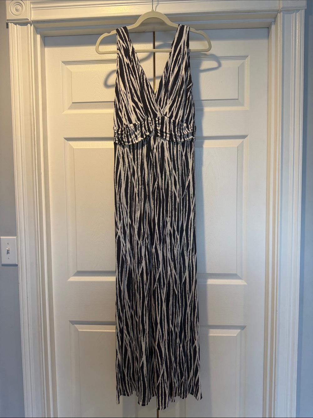 Chelsea & Theodore Black and White V-Neck Patterned Maxi Dress